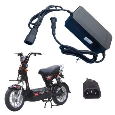 Trong quá trình sạc pin xe đạp điện, việc bắt gặp tình trạng pin đang sạc bỗng dưng bị nóng có thể khiến người dùng lo lắng và tìm kiếm giải pháp. Sự nóng lên không mong muốn này không chỉ tác động đến hiệu suất của pin mà còn đặt ra những vấn đề về an toàn. Hãy cùng nhau khám phá nguyên nhân và những biện pháp khắc phục để bảo vệ pin và đảm bảo trải nghiệm sử dụng xe đạp điện một cách an toàn. I. Nguyên nhân pin đang sạc bỗng dưng bị nóng Pin đã sử dụng lâu năm và bị chai Tuỳ thuộc vào loại pin và cách bảo dưỡng, pin có thể có tuổi thọ từ 2-5 năm. Khi pin đã hết tuổi thọ hoặc đã chai đến mức không thể khắc phục, quá trình sạc pin trở nên dễ nóng. Hiện tượng này xuất phát từ việc pin không đạt hoặc mất rất nhiều thời gian để đạt đến mức điện áp cần thiết, khiến cho quá trình sạc phải diễn ra liên tục và kéo dài, gây nên tình trạng pin đang sạc bỗng dưng bị nóng. Sạc pin khi xe đang nóng Quá trình nạp pin tự nó đã tạo ra nhiệt lượng, do đó, việc sạc pin ở ngoài trời, đặc biệt là trong thời tiết nắng nóng, sẽ làm tăng nhiệt độ pin lên cao, có thể dẫn đến nguy cơ nổ pin. Sạc pin ngay sau khi kết thúc hành trình dài Khi vừa hoàn thành một quãng đường di chuyển dài, cả xe lẫn pin đều ở nhiệt độ cao. Tương tự với nguyên nhân thứ hai, việc sạc pin ngay lúc này sẽ làm tăng nhanh chóng nhiệt độ của pin, gây ra hiện tượng nóng lên nhanh chóng. Đây cũng là một nguyên nhân có thể dẫn đến những vấn đề không mong muốn và yêu cầu sự chú ý cẩn thận từ phía người sử dụng. Sử dụng dòng sạc cao để nạp pin Việc sử dụng dòng sạc cao có thể góp phần tăng tốc quá trình sạc, tuy nhiên, mỗi loại pin đều có một dòng sạc được khuyến nghị. Sạc với dòng cao hơn có thể khiến dòng điện nạp vào pin quá nhanh, sẽ làm tăng nhiệt độ của pin theo đà. Sạc pin quá lâu Khi pin đã đầy nhưng dòng điện vẫn tiếp tục nạp, có thể tăng nhiệt độ của pin. Mặc dù không phải là hiện tượng bất thường, nhưng việc theo dõi có thể giúp pin duy trì tuổi thọ lâu dài. Bộ sạc pin bị lỗi Bộ sạc pin đóng vai trò quan trọng trong quá trình sạc. Nếu bộ sạc gặp lỗi, có thể dẫn đến tình trạng pin không được sạc đúng cách. Đây cũng có thể là nguyên nhân gây ra vấn đề mà bạn đang phải đối mặt. II. Pin đang sạc bỗng dưng bị nóng có nên sạc tiếp không? Khi nhiệt độ của pin chỉ tăng độ nhẹ, thì việc tiếp tục quá trình sạc có thể được xem xét. Tuy nhiên, nếu nhiệt độ bắt đầu tăng lên bất thường, đây là một dấu hiệu mà bạn cần phải chú ý. Khi pin trở nên quá nóng, đặc biệt là nếu nhiệt độ vượt quá mức an toàn, có thể dẫn đến nhiều vấn đề nghiêm trọng. Trong trường hợp này, việc tiếp tục sạc có thể tạo điều kiện cho pin bị phồng, gây ra tình trạng chập cháy. Nếu nhiệt độ tăng nhanh chóng và vượt quá mức bình thường, có nguy cơ pin không chỉ nằm ở mức không sử dụng được nữa mà còn gặp phải tình trạng nổ, một tình huống vô cùng nguy hiểm và có thể gây nguy hiểm cho người sử dụng và môi trường xung quanh. Vì vậy, để đảm bảo an toàn, nếu bạn phát hiện pin đang sạc trở nên quá nóng, tốt hơn hết là dừng ngay lập tức quá trình sạc để tránh mọi rủi ro không mong muốn. III. Biện pháp khắc phục tình trạng pin đang sạc bỗng dưng bị nóng Đối mặt với tình trạng nhiệt độ pin tăng đột ngột, dưới đây là một số biện pháp khắc phục và giải quyết vấn đề: Kiểm tra lỗi và thay thế nếu cần Nếu bạn phát hiện pin hoặc bộ sạc bị lỗi, việc thay mới chúng ngay lập tức là cách giải quyết tối ưu. Pin hoặc bộ sạc lỗi có thể gây ra nhiệt độ tăng lên không kiểm soát được và việc thay mới sẽ đảm bảo quá trình sạc diễn ra an toàn. Sạc ở nơi thoáng mát Đảm bảo rằng bạn đặt xe và bộ sạc ở nơi có không khí thoáng đãng và mát mẻ. Việc sạc ở môi trường nóng và ngột ngạt có thể làm tăng nhiệt độ pin một cách không mong muốn. Chờ nhiệt độ xe giảm trước khi sạc Trước khi bắt đầu quá trình sạc, hãy đảm bảo rằng nhiệt độ xe đạp đã giảm xuống dưới mức 45 độ. Việc này sẽ giúp giảm nguy cơ nhiệt độ pin tăng cao khi sạc. Giảm dòng sạc về mức tiêu chuẩn Đối với các xe đạp điện, việc giảm dòng sạc về mức tiêu chuẩn khuyến cáo là một biện pháp hữu ích. Tham khảo quy trình sạc pin chính xác giúp kéo dài tuổi thọ của pin và tránh tình trạng nóng lên không mong muốn. Ngắt pin ngay khi đầy hoặc sử dụng bộ ngắt sạc tự động Hạn chế thời gian sạc khi pin đã đầy để tránh nhiệt độ pin tăng lên không cần thiết. Sử dụng bộ ngắt sạc tự động là một giải pháp tự động giúp ngừng sạc khi pin đã đủ đầy, giúp bảo vệ pin khỏi tình trạng quá tải. Sử dụng pin và bộ sạc chính hãng Việc sử dụng pin và bộ sạc chính hãng đảm bảo rằng chúng được thiết kế và sản xuất đúng theo tiêu chuẩn, giảm nguy cơ lỗi và tăng tính ổn định trong quá trình sạc. Lời kết Qua bài viết trên của Ngọc Lục Bảo, tình trạng pin đang sạc bỗng dưng bị nóng không chỉ gây lo lắng mà còn có thể dẫn đến những vấn đề nghiêm trọng về an toàn và tuổi thọ của pin. Tuy nhiên, thông qua việc kiểm tra kỹ lưỡng, sử dụng đúng quy cách và thực hiện các biện pháp khắc phục, chúng ta có thể giữ cho pin hoạt động một cách ổn định và an toàn, giúp tối ưu hóa trải nghiệm sử dụng xe đạp điện.